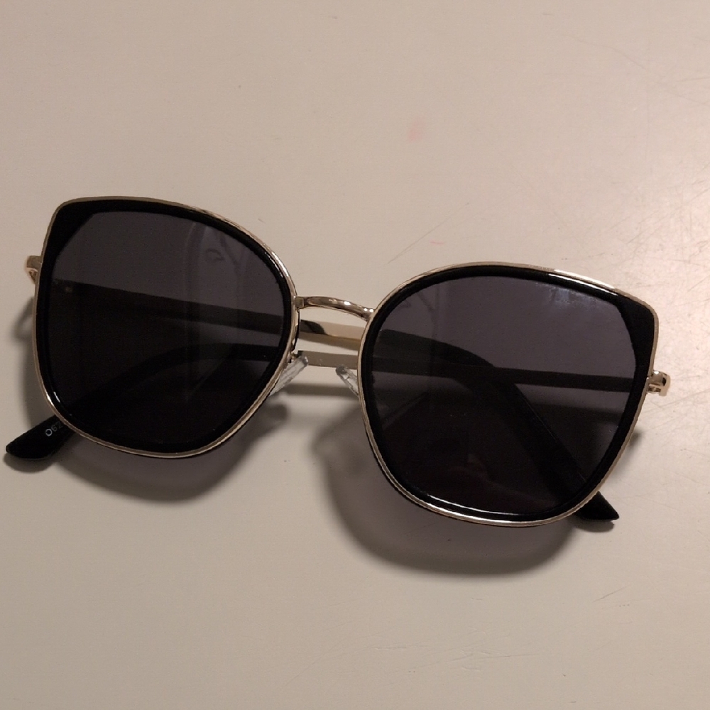 Olieye Chic Black‎ and Gold Women's Cat Eye Sunglasses Made In Italy